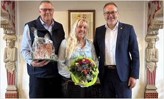 Der Bürgermeister steht mit Horst und Erika Witt im historischen Ratssaal.