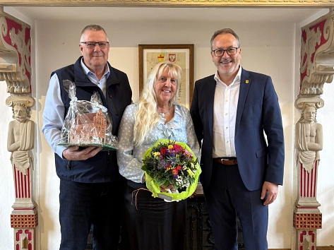 Der Bürgermeister steht mit Horst und Erika Witt im historischen Ratssaal.&nbsp;&copy;&nbsp;Stadt Meppen