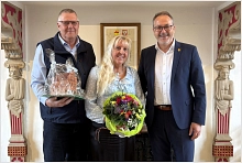 Abschied Horst Witt Der Bürgermeister steht mit Horst und Erika Witt im historischen Ratssaal.
