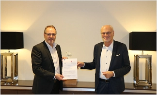 Landesbeauftragter Franz-Josef Sickelmann (rechts) überreicht Bürgermeister Helmut Knurbein (links) den Förderbescheid über 
3,38 Millionen Euro.