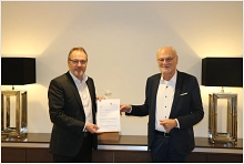 Landesbeauftragter Franz-Josef Sickelmann (rechts) überreicht Bürgermeister Helmut Knurbein (links) den Förderbescheid über 
3,38 Millionen Euro.