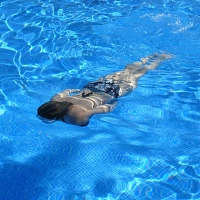 Schwimmerin beim Tauchen