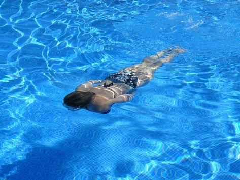 Schwimmerin beim Tauchen © Pixabay