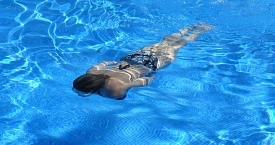 Schwimmerin beim Tauchen
